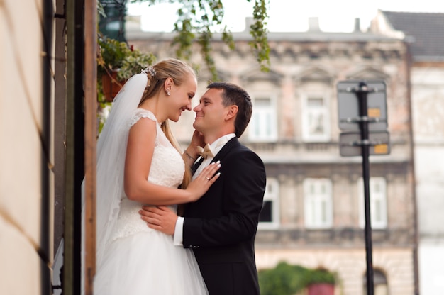 Free photo bride and groom before the wedding