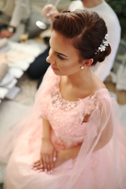 Free photo bride in pink dress