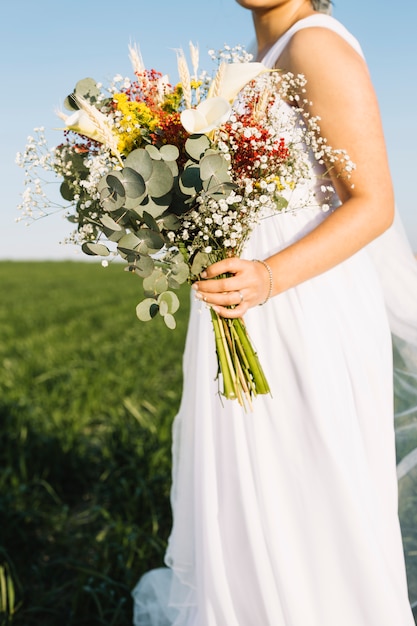 Free photo bride with bouquet of flowers