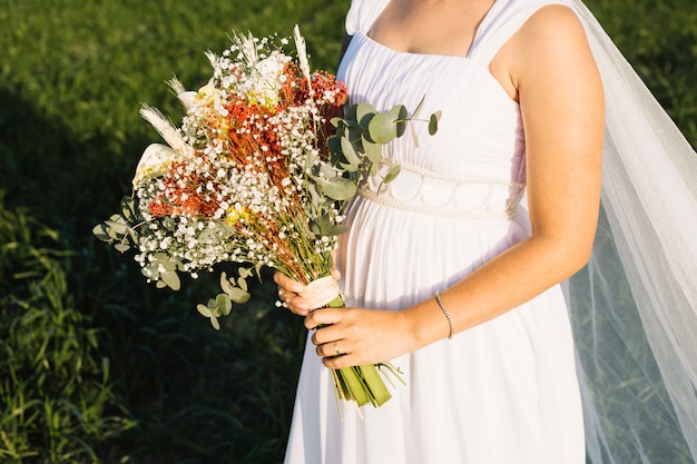 Free photo bride with bouquet of flowers