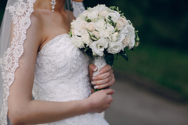 Free photo bride with bouquet