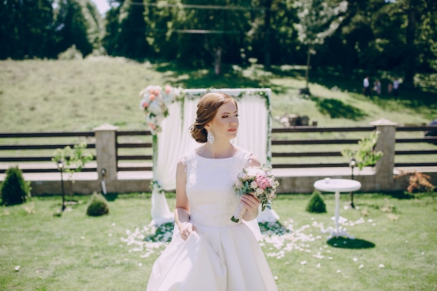 Free photo bride with a bouquet