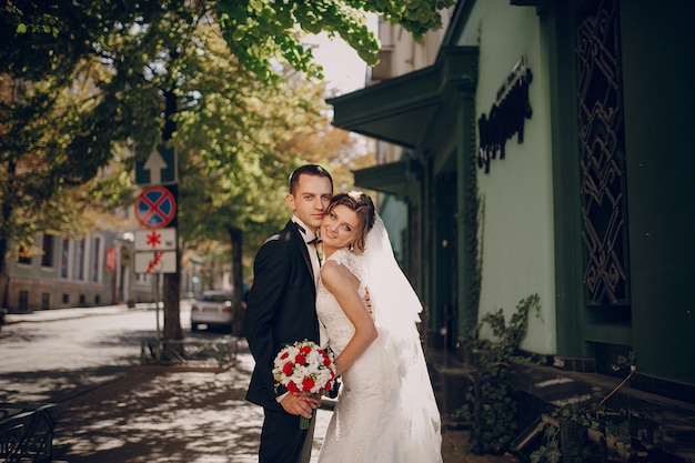 Free Photo bride with the head attached to the groom's face