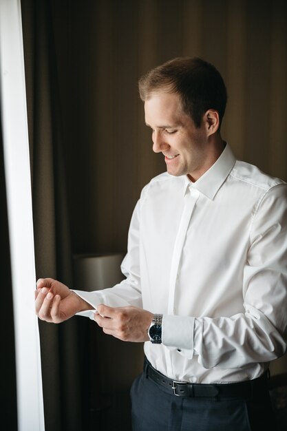 The bridegroom prepares for her wedding