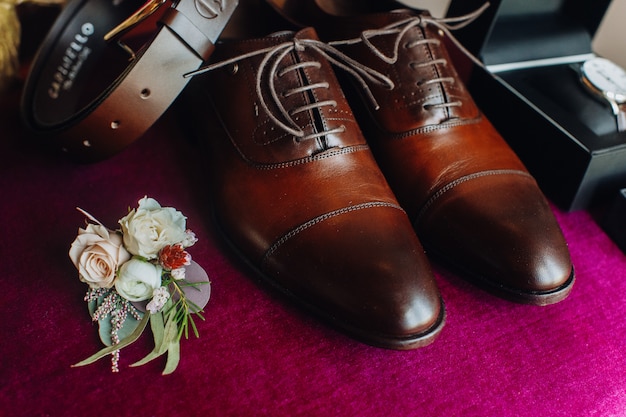 Free photo bridegroom's shoes with other wedding details