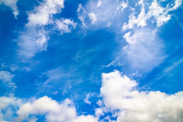 Free photo bright blue sky with white clouds