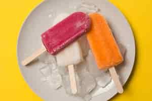 Free photo bright ice lolly on plate