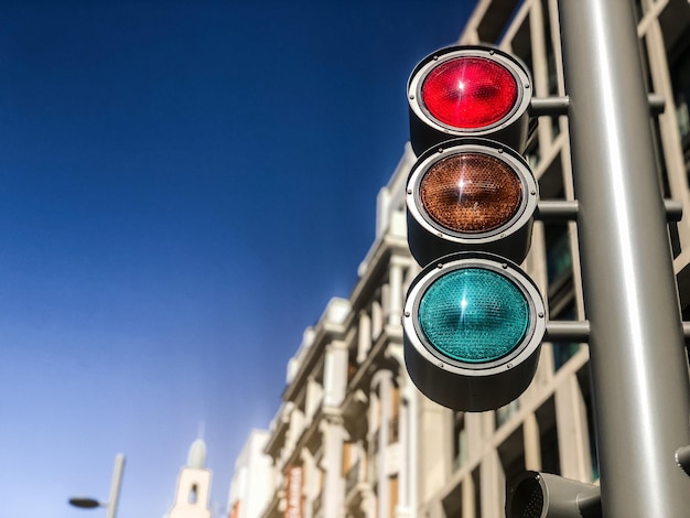 Free photo bright traffic light in city center