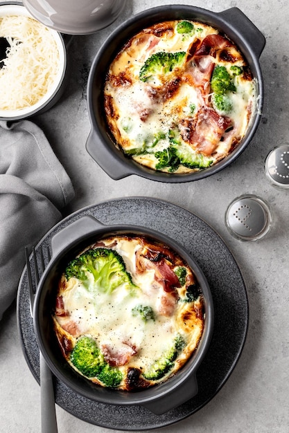 Free photo broccoli casserole in a grey ceramic baking dish on a concrete background