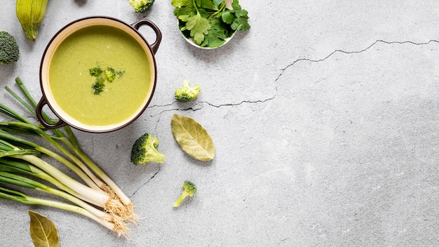 Free Photo broccoli soup copy space top view