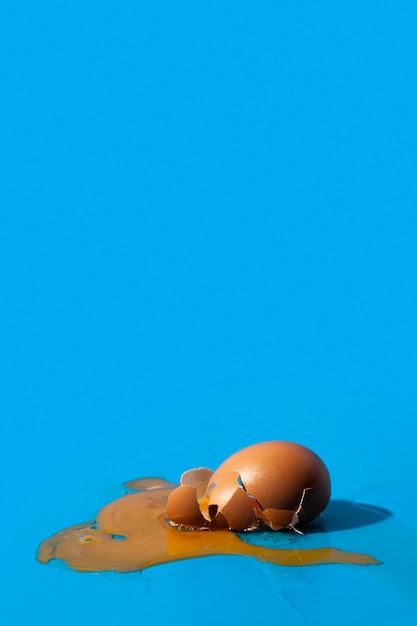 Free photo broken egg copy space blue background