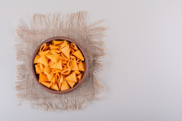 Free photo brown bowl of triangle chips on white background. high quality photo