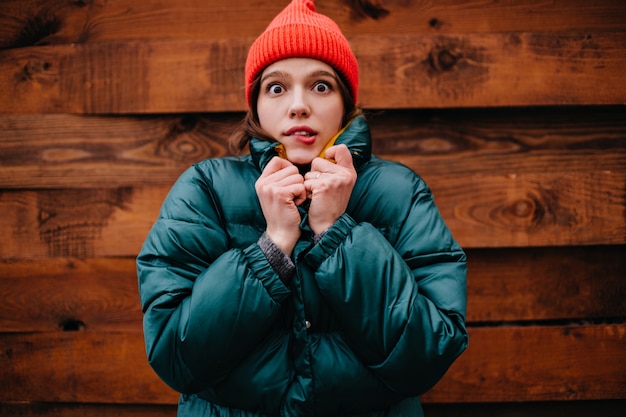 Free Photo brown-eyed young woman frightened looking at front