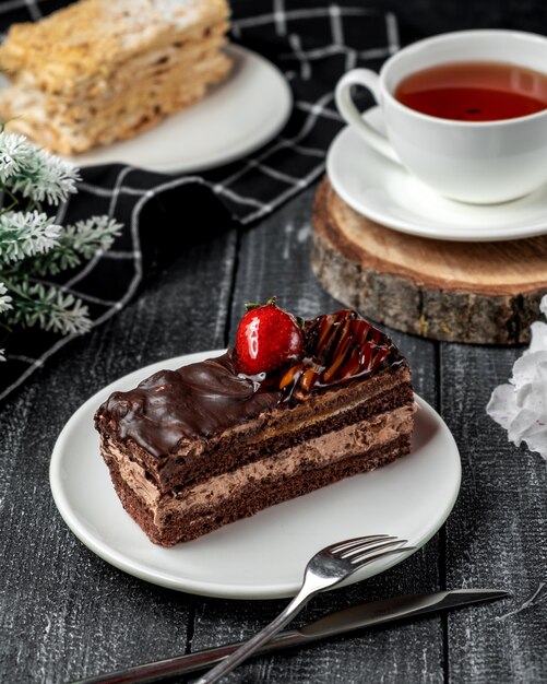 Brownie cake with strawberry and black tea