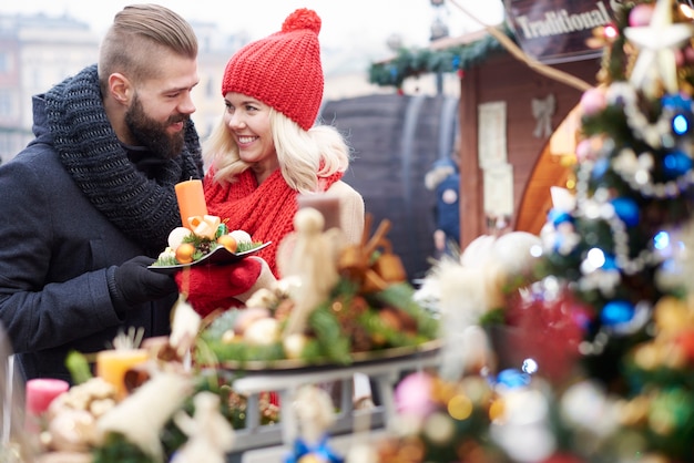 Free photo browsing some christmas ornaments on christmas market