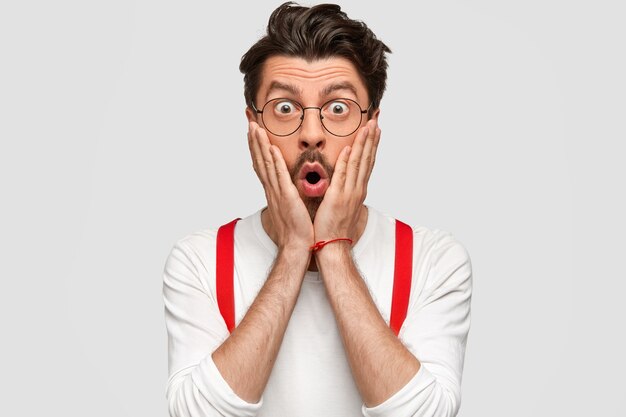 Brunet man wearing round glasses and white shirt