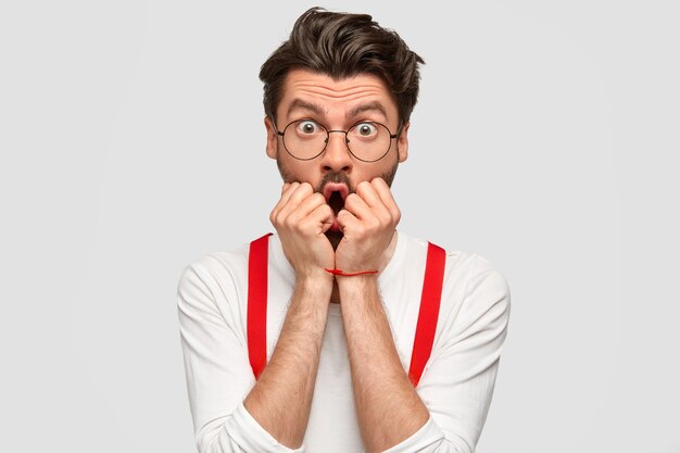 Brunet man wearing round glasses and white shirt