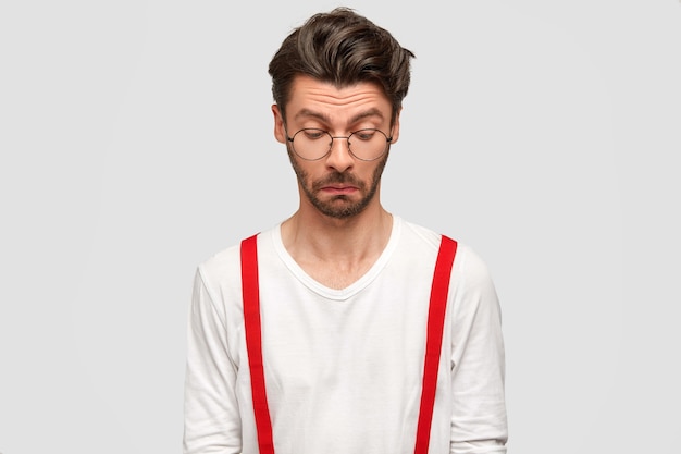 Free Photo brunet man wearing round glasses and white shirt