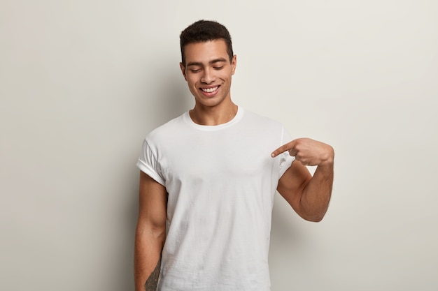 Brunet man wearing white T-shirt