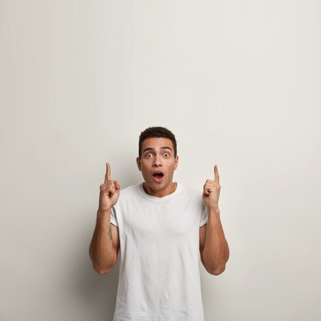 Brunet man wearing white T-shirt