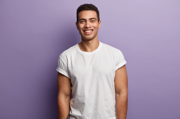 Brunet man wearing white T-shirt