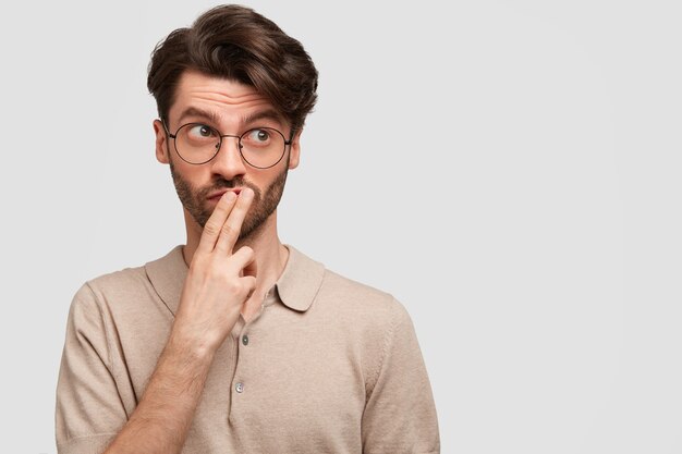 Brunet man with round eyeglasses