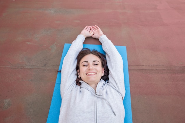 Free photo brunette blogger recording yoga routine