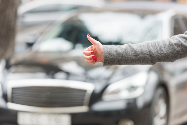 Free photo brunette businesswoman hitchhiking