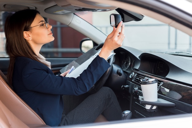 Free photo brunette businesswoman inside a car