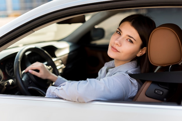 Free photo brunette businesswoman inside a car