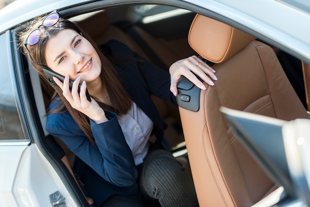 Free photo brunette businesswoman inside a car