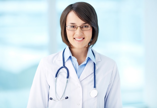 Free photo brunette doctor with glasses and stethoscope