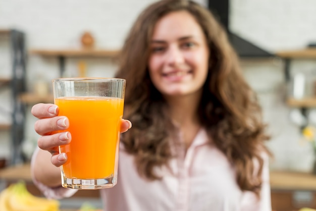 Free photo brunette woman drinking orange juice