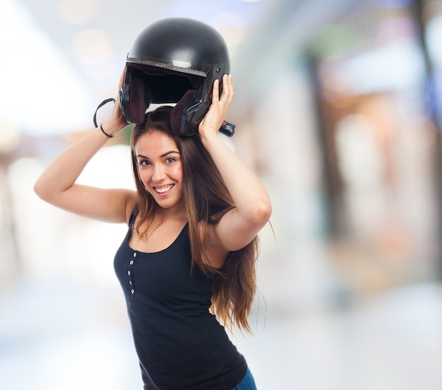 Free photo brunette woman posing with protection helmet.