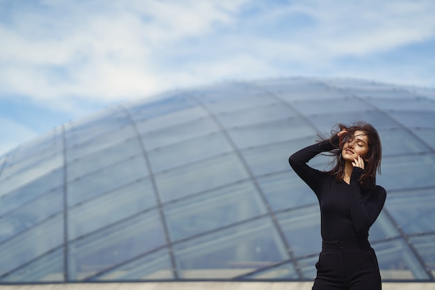 Free photo brunetter girl next to a modern building