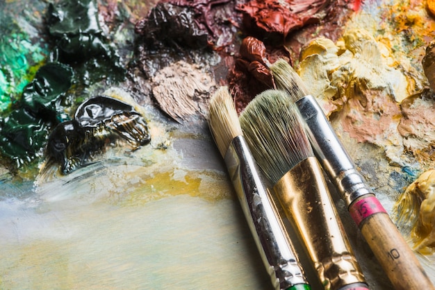 Free Photo brushes on dirty palette