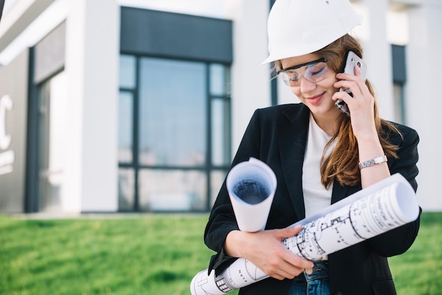 Free Photo builder woman smiling and talking on phone