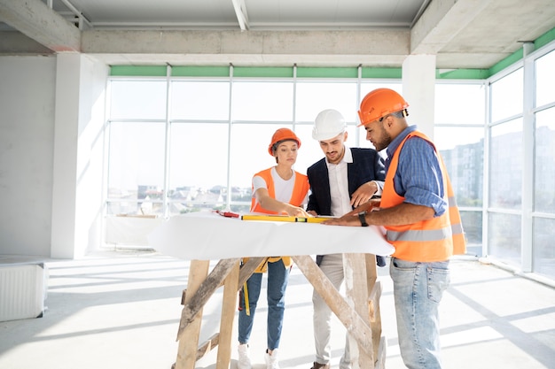 Free photo building and construction worker on the site with architect