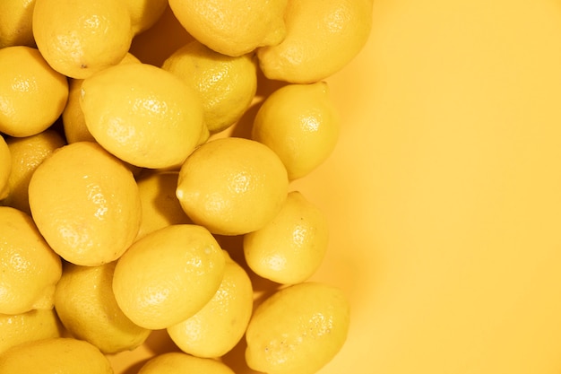 Free photo bunch of fresh lemons with copy space