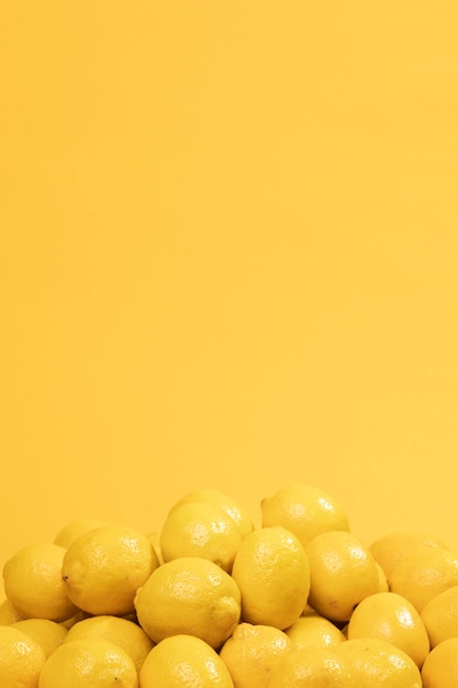 Free Photo bunch of raw lemons with copy space