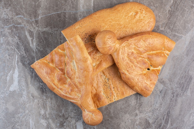 Bundle of half-sliced tandoori bread on marble.