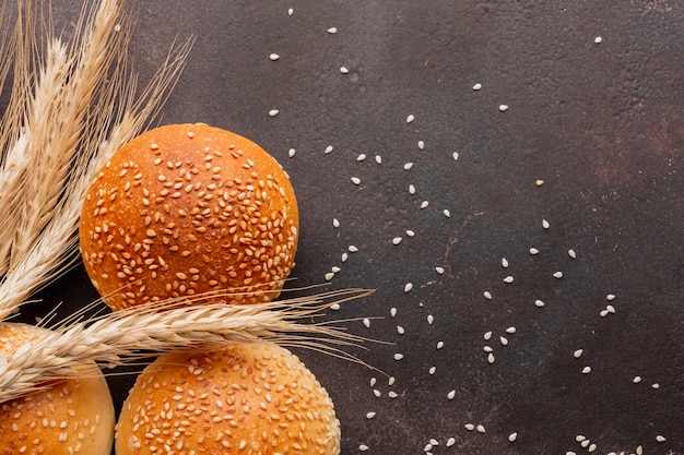 Free Photo buns with sesame seeds and wheat grass