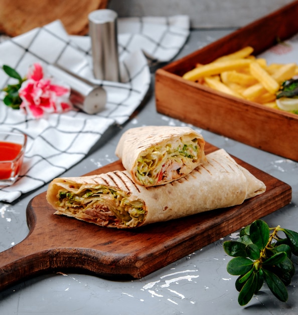 Free photo buritto with french fries on the table