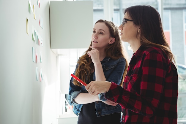 Free photo business executives discussing over sticky notes