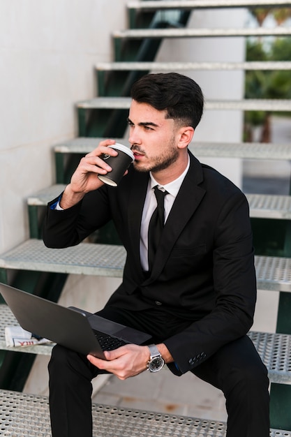 Free photo business man drinking coffee