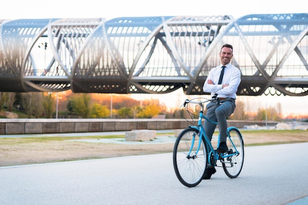 Free photo business man riding a vintage bicycle in the cityxa