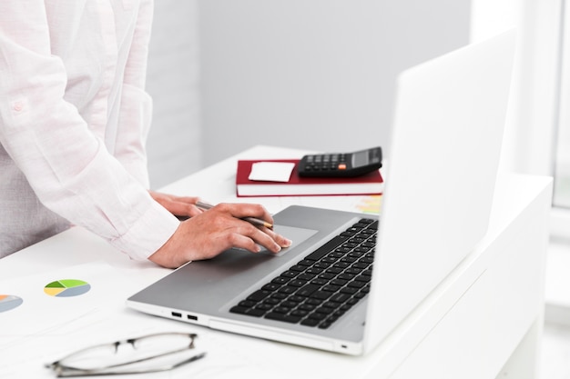 Free Photo business man working in a office desktop