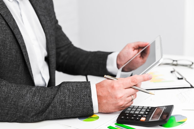 Free photo business man working in a office desktop