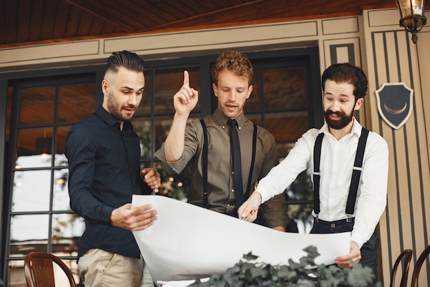 Free photo business partners hold discussions. men in business suits are talking. man in suspenders with a beard.