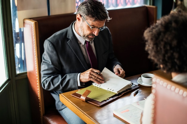 Free photo business people discussing in the cafe